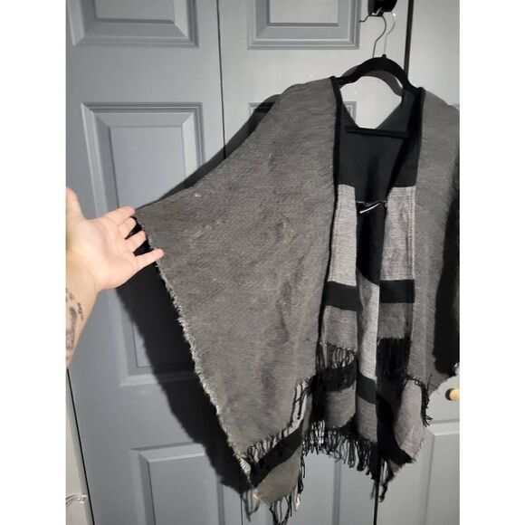 Black/grey poncho with black tassels - Picture 4 of 6